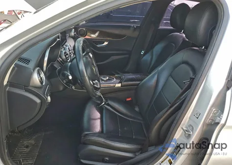 2017 Mercedes-Benz C 300 z USA, uszkodzony, nr VIN 55SWF4JB7HU191055